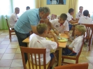 14 - Najmladji u vreme rucka sa kordinatorom kampa Zeljkom