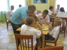 4-Najmladji-u-vreme-rucka-sa-kordinatorom-kampa-Zeljkom